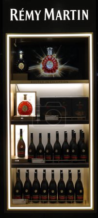 Téléchargez les photos : LONDRES ROYAUME-UNI 05 28 2023 : Remy Martin est une entreprise française qui produit et vend principalement du cognac. Fondée en 1724 et basée dans la commune de Cognac, et l'une des "quatre grandes" maisons de cognac - en image libre de droit