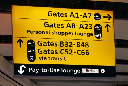 Téléchargez les photos : LONDRES ROYAUME-UNI 05 28 2023 : Panneau de départ Aéroport de Londres Heathrow - en image libre de droit