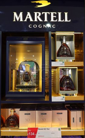 Téléchargez les photos : LONDRES ROYAUME-UNI 05 28 2023 : Martell est une maison de cognac fondée en 1715 par Jean Martell. C'est la plus ancienne des "quatre grandes" maisons de cognac (les autres sont Hennessy, REmy Martin et Courvoisier) - en image libre de droit