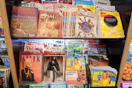 Téléchargez les photos : Différents types de magazines dans une boutique - en image libre de droit