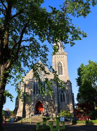 Téléchargez les photos : Vue à angle bas de la vieille église contre le ciel bleu - en image libre de droit