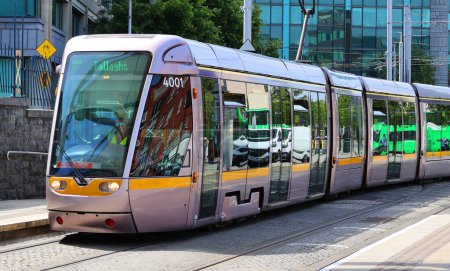 Foto de DUBLIN REPUBLIC OF IRELAND 05 28 2023: Luas Tram system in Dublin, Ireland. There are two main lines: the Green Line, which began operating on 30 June 2004, and the Red Line which opened in 2004 - Imagen libre de derechos