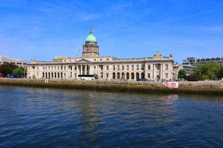 Téléchargez les photos : RÉPUBLIQUE DUBLINE D'IRLANDE 05 28 2023 : La Maison des Douanes est un bâtiment néoclassique du XVIIIe siècle à Dublin, en Irlande, qui abrite le Département du Logement, des Gouvernements Locaux et du Patrimoine. - en image libre de droit