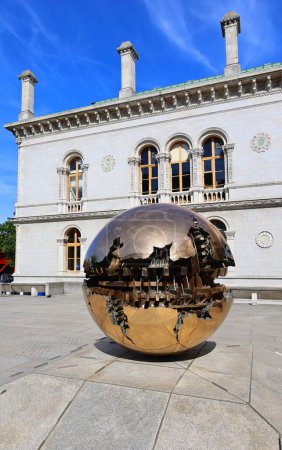 Foto de DUBLIN REPUBLIC OF IRELAND 05 28 2023: On the podium of the iconic brutalist Berkeley Library is Sfera con sfera ('Sphere within sphere'). Properly part of Trinity College Dublin's Art collection - Imagen libre de derechos