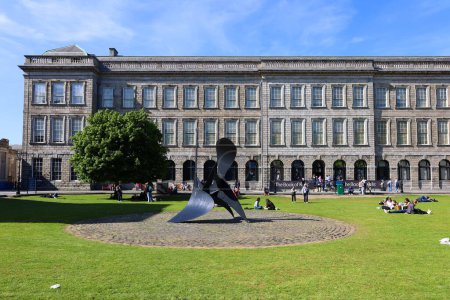 Téléchargez les photos : RÉPUBLIQUE DUBLINE D'IRLANDE 05 28 2023 : Alexander Calder 'Cactus Provisoire' (1967). Le Cactus provisoire stable à grande échelle est actuellement installé sur Fellows Square au Trinity College de Dublin. - en image libre de droit