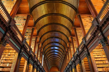 Foto de DUBLÍN, REPÚBLICA DE IRLANDA 05 28 2023: La Biblioteca del Trinity College de Dublín sirve al Trinity College. - Imagen libre de derechos