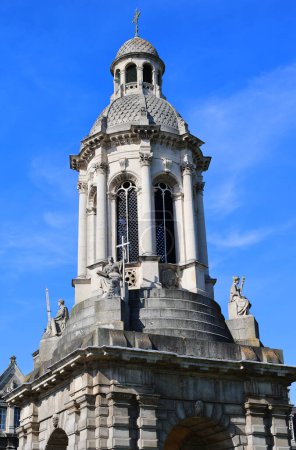 Téléchargez les photos : RÉPUBLIQUE DUBLINE D'IRLANDE 05 28 2023 : Campanile of Trinity College Dublin est un clocher et l'un de ses monuments les plus emblématiques. Don de l'archevêque d'Armagh - en image libre de droit