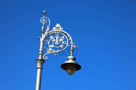 Téléchargez les photos : Lampadaire sur le fond du ciel bleu - en image libre de droit