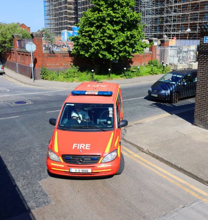 Foto de DUBLIN REPUBLIC OF IRELAND 05 28 2023: Car of the Dublin Fire Brigade (DFB) is your fire, rescue and emergency ambulance service. We are the largest full time brigade in the country. - Imagen libre de derechos