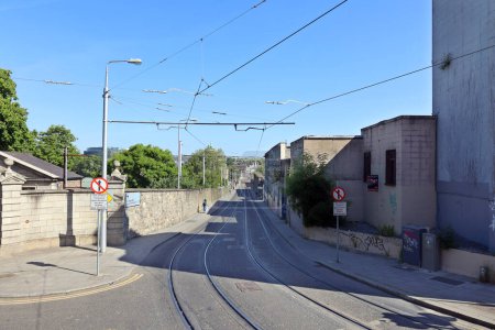 Téléchargez les photos : DUBLIN REPUBLIC OF IRELAND 05 28 2023: Tracks of Luas Tram system in Dublin, Ireland. There are two main lines: the Green Line, which began operating on 2004, and the Red Line which opened in 2004. - en image libre de droit