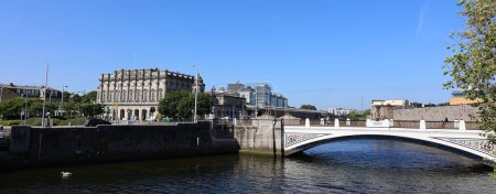 Téléchargez les photos : RÉPUBLIQUE DUBLINE D'IRLANDE 05 28 2023 : Le pont Sean Heuston est un pont en fonte qui enjambe la rivière Liffey à côté de la gare de Heuston à Dublin, en Irlande - en image libre de droit