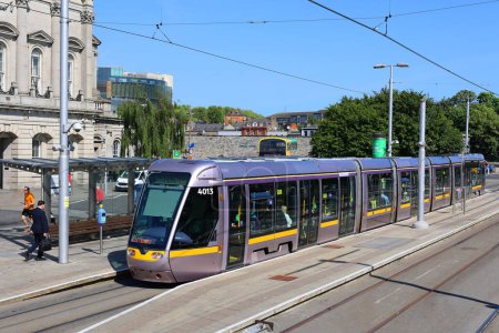 Téléchargez les photos : DUBLIN REPUBLIC OF IRELAND 05 28 2023: Luas Tram system in Dublin, Ireland. There are two main lines: the Green Line, which began operating on 30 June 2004, and the Red Line which opened in 2004 - en image libre de droit