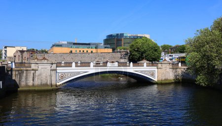 Téléchargez les photos : RÉPUBLIQUE DUBLINE D'IRLANDE 05 28 2023 : Le pont Sean Heuston est un pont en fonte qui enjambe la rivière Liffey à côté de la gare de Heuston à Dublin, en Irlande - en image libre de droit