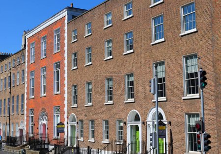 Foto de DUBLIN REPUBLIC OF IRELAND 05 28 2023: A terrace or terraced house (UK) or townhouse is an architectural term for a form of medium-density housing that originated in Europe in the 16th century - Imagen libre de derechos