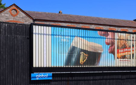 Foto de REPÚBLICA DUBLINA DE IRLANDA 05 28 2023: Signo de Guinness es un corpulento seco irlandés que se originó en la fábrica de cerveza Arthur Guinness en St. James 's Gate, Dublín, Irlanda, en 1759.. - Imagen libre de derechos