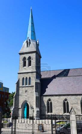 Téléchargez les photos : RÉPUBLIQUE DUBLINE D'IRLANDE 05 28 2023 : L'église a la flèche la plus haute de toutes les églises de Dublin se tenant à plus de 200 pieds. L'intérieur peut être vu quelques merveilleux vitraux du studio Harry Clarke - en image libre de droit
