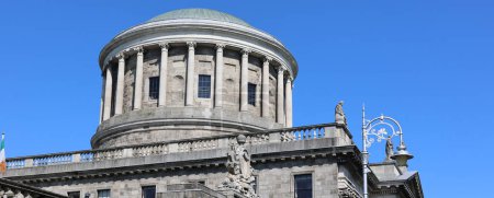 Foto de REPÚBLICA DUBLINA DE IRLANDA 05 28 2023: Four Courts es el edificio de tribunales más prominente de Irlanda. Los Cuatro Tribunales es la sede principal de la Corte Suprema, la Corte de Apelaciones, la Corte Suprema - Imagen libre de derechos