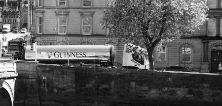 Foto de REPÚBLICA DUBLINA DE IRLANDA 05 28 2023: Camión cisterna de la famosa cervecería Guinness. - Imagen libre de derechos