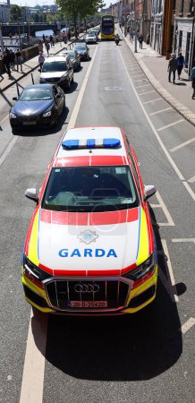 Téléchargez les photos : RÉPUBLIQUE DUBLINE D'IRLANDE 05 28 2023 : La voiture Garda du service de police de Dublin s'engage à protéger la vie, la liberté et la propriété. - en image libre de droit