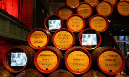 Foto de REPÚBLICA DUBLINA DE IRLANDA 05 28 2023: Producto derivado de Guinness del corpulento seco irlandés que se originó en la fábrica de cerveza Arthur Guinness en St. James 's Gate, Dublín, Irlanda, en 1759. - Imagen libre de derechos