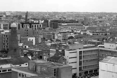 Téléchargez les photos : RÉPUBLIQUE DUBLINE D'IRLANDE 05 28 2023 : Vue aérienne du centre-ville de Dublin. Le centre de Dublin a une atmosphère très organique, avec ses rues sinueuses et étroites et ses bâtiments bas - en image libre de droit