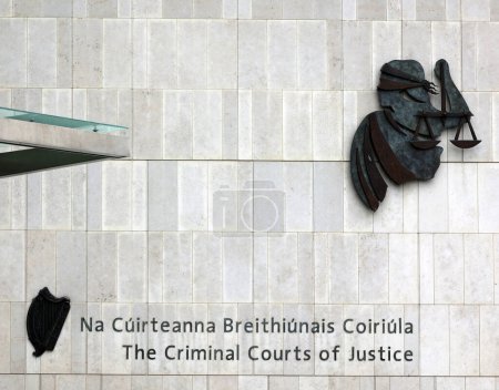 Téléchargez les photos : RÉPUBLIQUE DUBLINE D'IRLANDE 05 28 2023 : Logo des Cours pénales de justice est le principal bâtiment des tribunaux pénaux de la République d'Irlande. - en image libre de droit