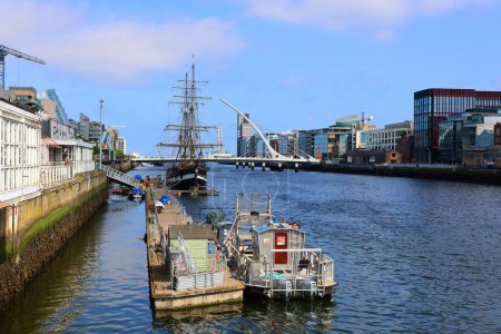 Téléchargez les photos : RÉPUBLIQUE DUBLINE D'IRLANDE 05 28 2023 : Famine en Amérique du Nord à bord du Jeanie Johnston, un navire de réplique de la famine situé dans les Docklands de Dublin et le pont Samuel Beckett en arrière-plan - en image libre de droit