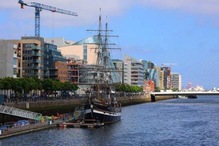 Téléchargez les photos : RÉPUBLIQUE DUBLINE D'IRLANDE 05 28 2023 : Famine en Amérique du Nord à bord du Jeanie Johnston, un navire de réplique de la famine situé dans les Docklands de Dublin et le pont Samuel Beckett en arrière-plan - en image libre de droit