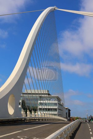 Téléchargez les photos : RÉPUBLIQUE DUBLINE D'IRLANDE 05 28 2023 : Samuel Beckett Bridge est un pont suspendu par câble - en image libre de droit