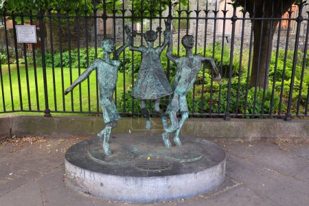 Téléchargez les photos : Statue Millennium Child à Dublin, Irlande, 2015 - en image libre de droit