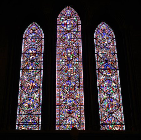Foto de LIVERPOOL REINO UNIDO 06 07 2023: La vidriera de la Catedral de Liverpool es la Catedral de la Diócesis Anglicana de Liverpool, construida sobre el Monte de Santiago en Liverpool - Imagen libre de derechos
