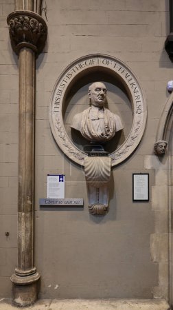 Téléchargez les photos : RÉPUBLIQUE DUBLINE D'IRLANDE 05 28 23 : Sépulture et buste de l'écrivain et satiriste Jonathan Swift auteur des Voyages de Gulliver dans la cathédrale St Patrick Dublin. Il fut doyen de la cathédrale de 1713 à 1745 - en image libre de droit