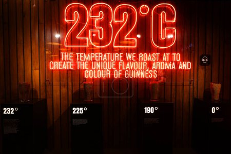 Téléchargez les photos : RÉPUBLIQUE DUBLINE D'IRLANDE 05 28 2023 : 232 degrés Celsius. C'est la température qui transforme notre orge en un état de perfection noir. C'est la température qui fait le goût de GUINNESS - en image libre de droit