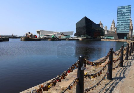 Foto de LIVERPOOL REINO UNIDO 06 07 20: El edificio Longitud y el Museo de Liverpool en el Royal Albert Dock - Imagen libre de derechos