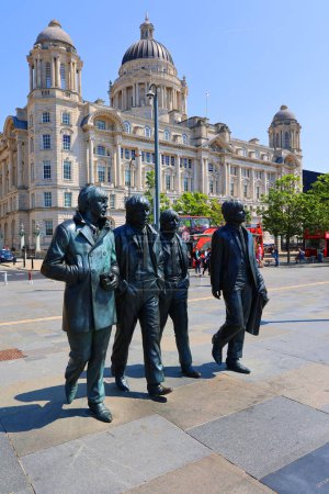 Foto de LIVERPOOL REINO UNIDO 06 07 20 Estatua de los Beatles llegó al Waterfront de Liverpool en 2015. Donado por el famoso Cavern Club, la colocación de la estatua coincide con el 50 aniversario - Imagen libre de derechos