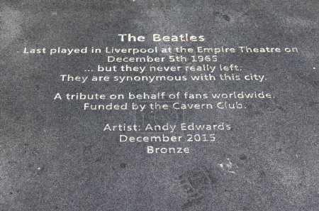 Foto de LIVERPOOL REINO UNIDO 06 07 20: Placa de la estatua de los Beatles en el Waterfront de Liverpool en 2015. Donada por el famoso Cavern Club, la colocación de la estatua coincide con el 50 aniversario de la banda - Imagen libre de derechos