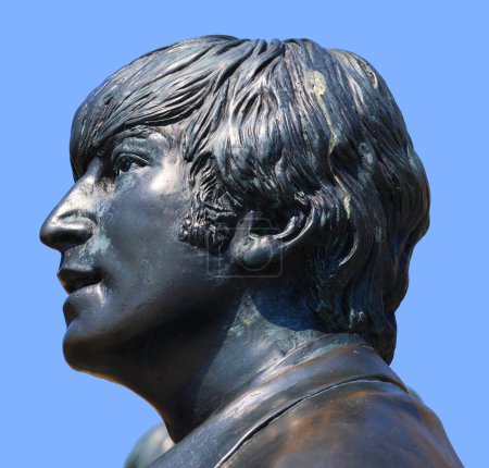 Téléchargez les photos : LIVERPOOL ROYAUME-UNI 06 07 20 : Statue de John Lennon sur le front de mer de Liverpool en 2015. Donné par le célèbre Cavern Club, le placement de la statue coïncide avec le groupe de 50 ans - en image libre de droit