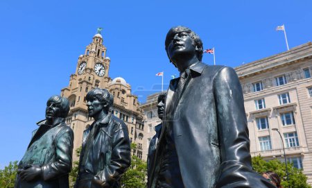 Téléchargez les photos : LIVERPOOL ROYAUME-UNI 06 07 20 La statue des Beatles est arrivée sur le front de mer de Liverpool en 2015. Donné par le célèbre Cavern Club, le placement de la statue coïncide avec le 50e anniversaire - en image libre de droit