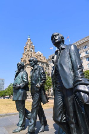 Foto de LIVERPOOL REINO UNIDO 06 07 20 Estatua de los Beatles llegó al Waterfront de Liverpool en 2015. Donado por el famoso Cavern Club, la colocación de la estatua coincide con el 50 aniversario - Imagen libre de derechos