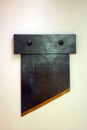 Foto de LIVERPOOL REINO UNIDO 06 07 2023: Una guillotina es un aparato diseñado para llevar a cabo eficientemente las ejecuciones por decapitación. El dispositivo consiste en un marco alto y erguido con un - Imagen libre de derechos