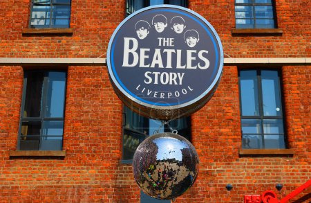 Foto de LIVERPOOL REINO UNIDO 06 07 2023: The Beatles Story es un museo en Liverpool sobre los Beatles y su historia. Se encuentra en el histórico Royal Albert Dock - Imagen libre de derechos