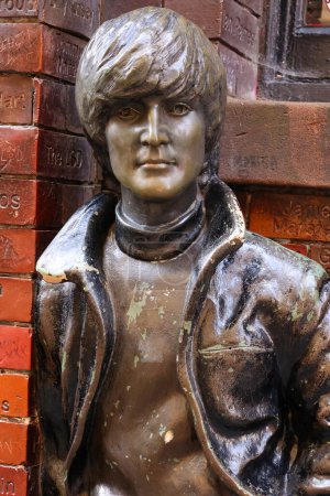 Foto de LIVERPOOL REINO UNIDO 06 07 2023: La escultura de John Lennon fuera de The Cavern Pub, frente al Cavern Club, fue inaugurada el 16 de enero de 1997. - Imagen libre de derechos