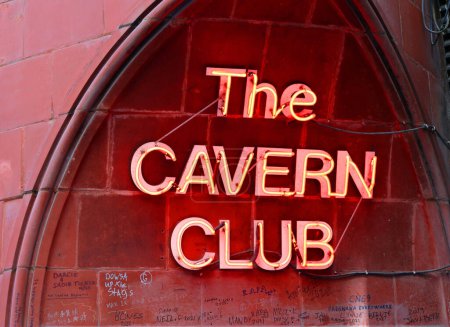 Foto de LIVERPOOL REINO UNIDO 06 07 23: The Cavern club. A principios de 1960 la escena Beat Music en Liverpool explotó y el Cavern Club se convirtió en el lugar de música pop más publicitado - Imagen libre de derechos