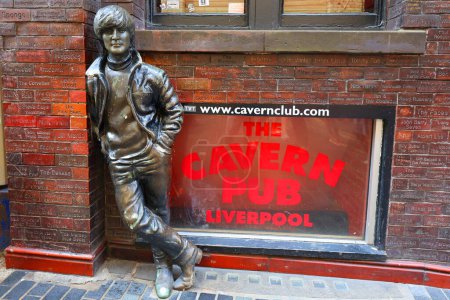 Foto de LIVERPOOL REINO UNIDO 06 07 2023: La escultura de John Lennon fuera de The Cavern Pub, frente al Cavern Club, fue inaugurada el 16 de enero de 1997. - Imagen libre de derechos
