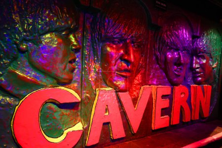 Foto de LIVERPOOL REINO UNIDO 06 07 2023: Estatua de los Beatles dentro del club de la caverna. A principios de 1960 la escena Beat Music en Liverpool explotó y el Cavern Club se convirtió en el lugar de música pop más publicitado - Imagen libre de derechos