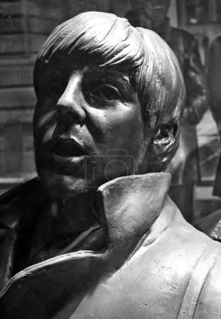 Foto de LIVERPOOL REINO UNIDO 06 07 23: Estatua de bronce de los Beatles en el club Cavern. A principios de 1960 la escena Beat Music en Liverpool explotó y el Cavern Club - Imagen libre de derechos