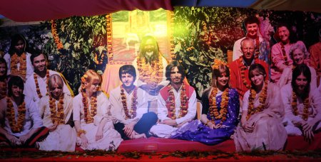 Foto de LIVERPOOL REINO UNIDO 06 07 20 23: Cartel del Sgto. Pepper 's Lonely Hearts Club Band es el octavo álbum de estudio de la banda inglesa de rock The Beatles. Publicado el 26 de mayo de 1967 - Imagen libre de derechos