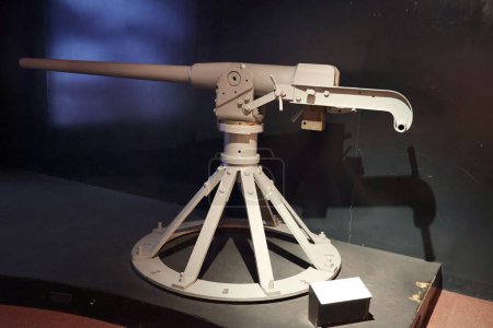 Foto de LIVERPOOL REINO UNIDO 06 07 20 23: Ordnance QF Hotchkiss cañón de 6 libras Mk I y Mk II o QF 6 libras 8 cwt fueron una familia de armas navales ligeras de 57 mm introducidas en 1885 - Imagen libre de derechos
