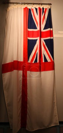 Téléchargez les photos : LIVERPOOL ROYAUME-UNI 06 07 2023 : Le White Ensign est porté sur les têtes de mât lorsque les navires de la Royal Navy sont habillés pour des occasions spéciales telles que l'anniversaire du roi - en image libre de droit
