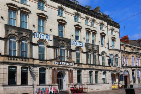 Téléchargez les photos : CARDIFF WALES ROYAUME-UNI 06 17 23 : Le Royal Hotel est un hôtel classé Grade II situé à un coin bien en vue de St Mary Street et Wood Street dans le centre de Cardiff. C'est le plus ancien grand hôtel de Cardiff. - en image libre de droit